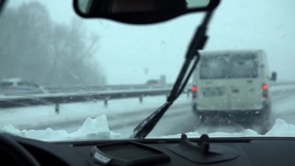 Rijdende auto in sneeuw — Stockvideo