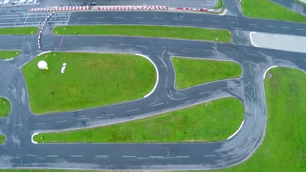 Kaart racers op circuit met asfalt cursussen gaan — Stockvideo