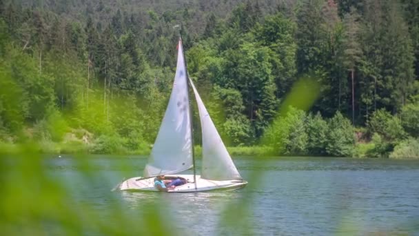 Schönes Segelboot auf dem See — Stockvideo