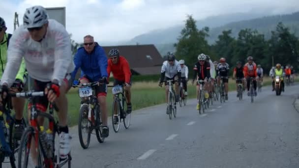 Ciclistas en una maratón de bicicletas en Eslovenia — Vídeo de stock