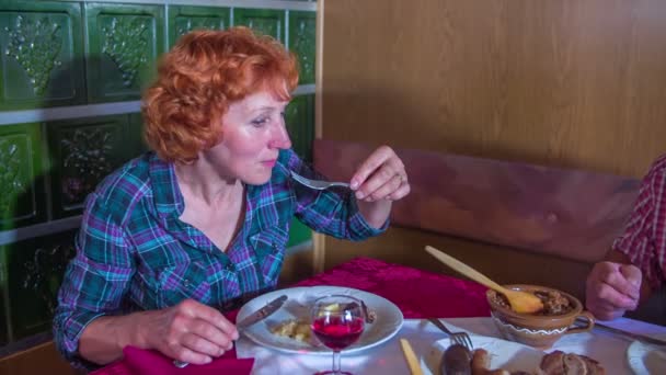 Mujer está disfrutando de su comida en un restaurante — Vídeos de Stock