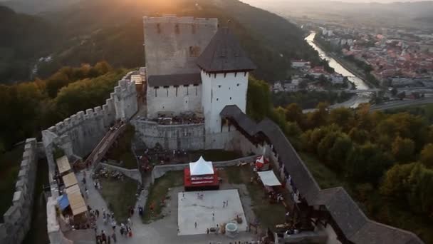 Festival medieval em frente a um grande público — Vídeo de Stock