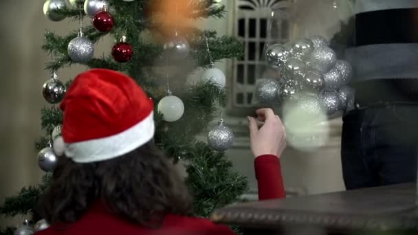 Chica decorando gran árbol de Navidad — Vídeo de stock