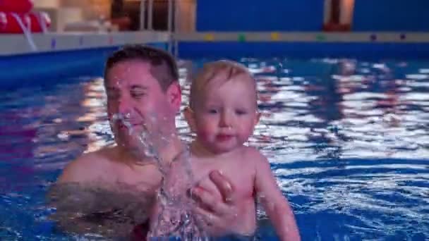 Nyfödd pojke simning med far — Stockvideo