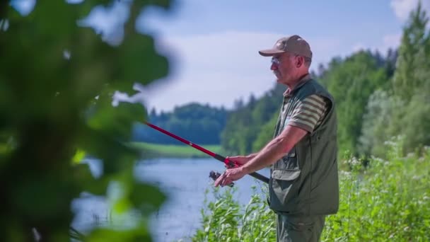 Rybář je tráví svůj den na jezeře — Stock video