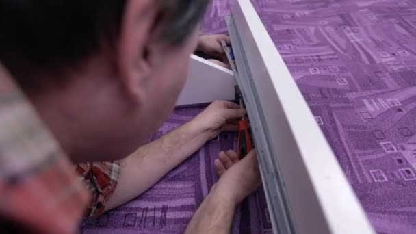 Mannen zijn het monteren van nieuwe meubels — Stockvideo