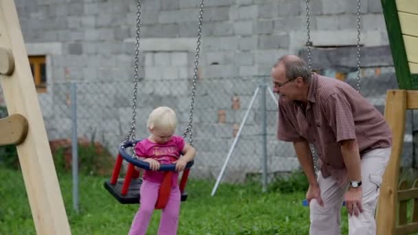 Дедушка играет со своим внуком — стоковое видео