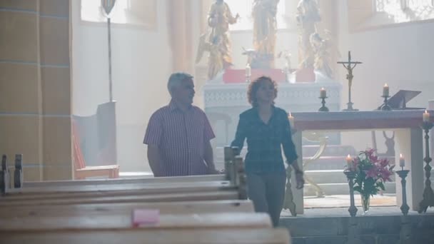 Pareja cristiana caminando desde el altar hasta el banco — Vídeos de Stock