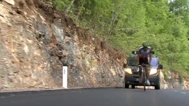 Course cycliste à travers la Slovénie . — Video