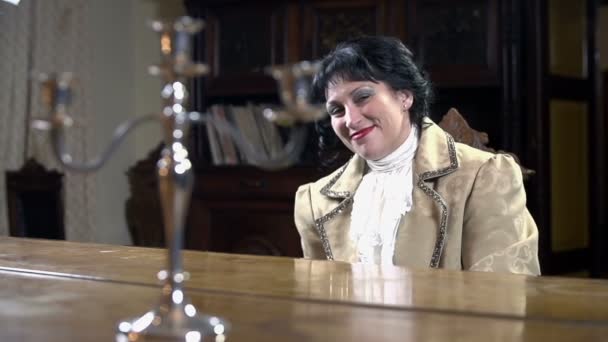 Mujer tocando el piano — Vídeos de Stock