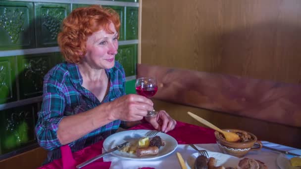 Paar is tijdens hun maaltijd in een restaurant roosteren — Stockvideo