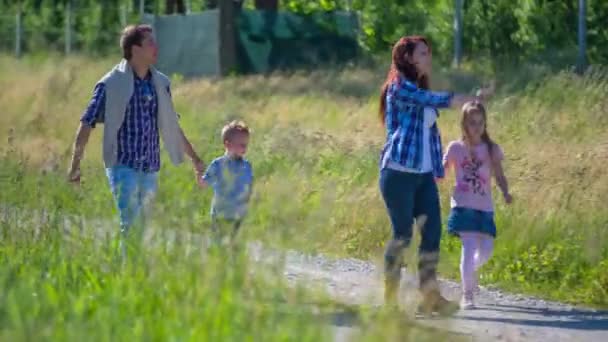 Família de quatro caminhadas na natureza — Vídeo de Stock