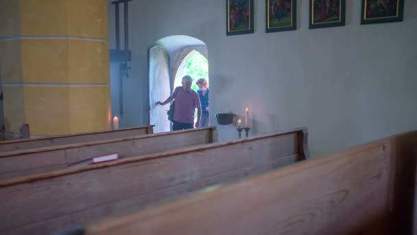 Cristianos entrando en la iglesia y cruzándose — Vídeos de Stock