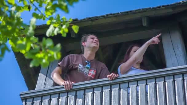 Pareja en torre de caza observando la naturaleza — Vídeos de Stock