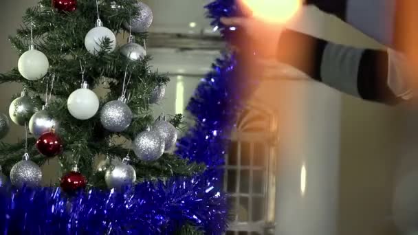 Hombre decorando árbol de Navidad — Vídeos de Stock