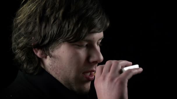Hombre poniendo cigarrillo en la boca — Vídeo de stock