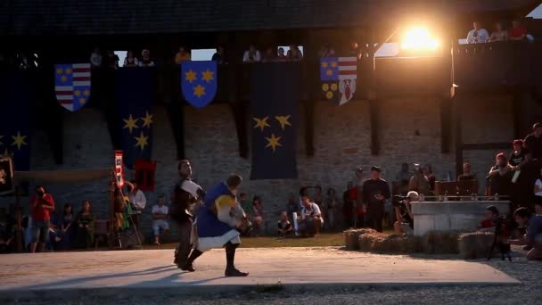 Festival com reencenação de cavaleiros lutadores — Vídeo de Stock