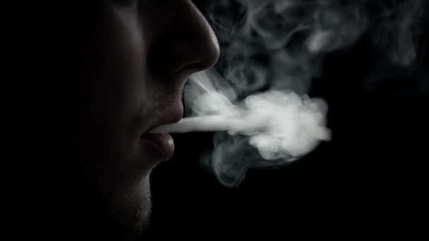 若い男の喫煙 — ストック動画