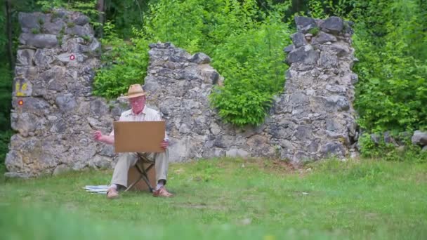 Pintor pintando su nuevo cuadro — Vídeos de Stock