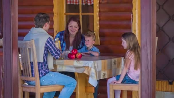 Padre está vertiendo el jugo de manzana — Vídeos de Stock