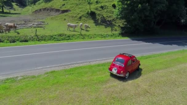 Voiture commence à se déplacer sur une route de campagne — Video