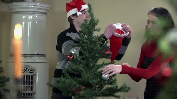 Kerl setzt Mädchen Weihnachtsmütze auf — Stockvideo
