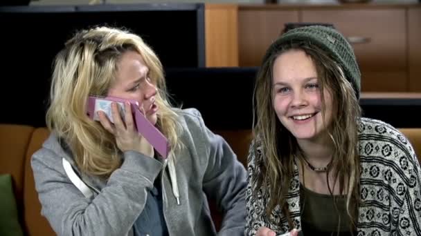 Mulheres assistindo televisão — Vídeo de Stock