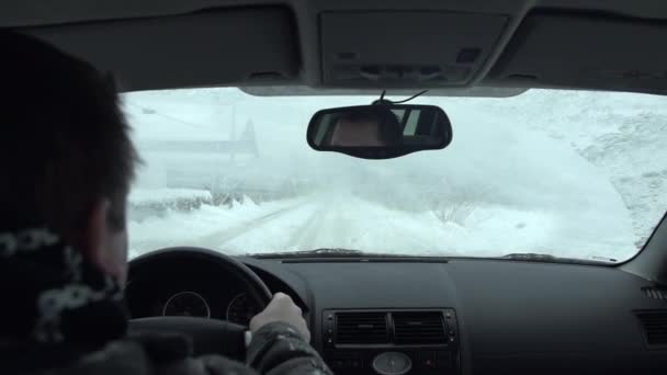 Hombre conduciendo en la nieve — Vídeo de stock