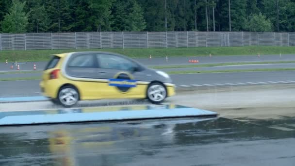 Auto rijdt op circuit — Stockvideo