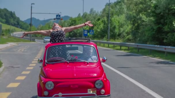 Señora está de pie durante el viaje en un coche — Vídeo de stock