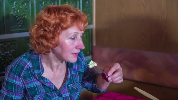 Mujer está cenando junto con su marido en un restaurante — Vídeo de stock