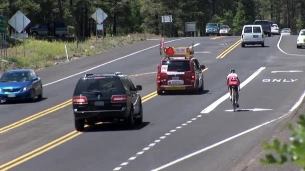 Concursante de ciclismo avanzando en pista — Vídeos de Stock