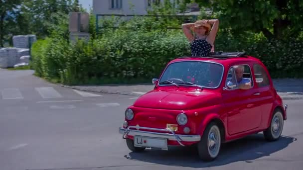 Una pareja de ancianos está conduciendo por la ciudad — Vídeo de stock