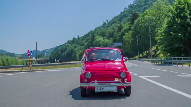 Coche que conduce a través de la encrucijada — Vídeo de stock