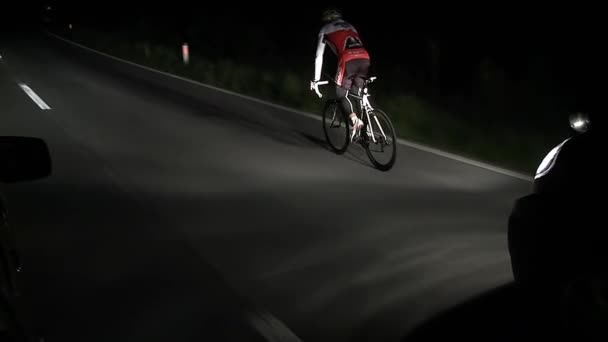 Course cycliste à travers la Slovénie . — Video