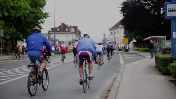 Ciclistas andando em uma maratona de bicicleta na Eslovênia — Vídeo de Stock
