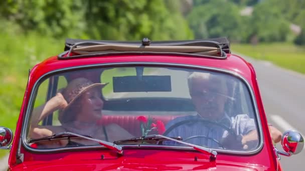 Couple embrasse dans leur voiture vintage — Video