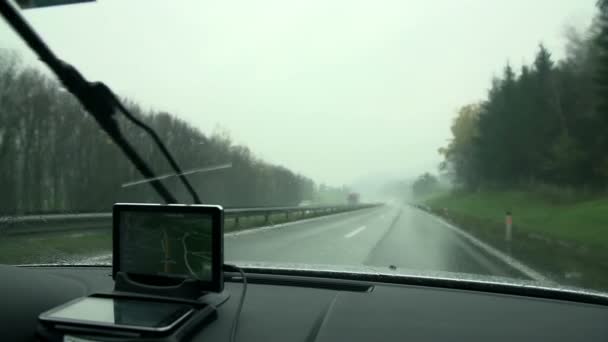 Jazda na autostradzie w mglisty dzień — Wideo stockowe