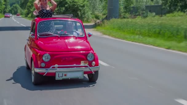 Señora está jugando con su pelo durante un viaje en coche — Vídeos de Stock