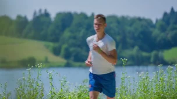 Frau bleibt während ihres Laufs eine Sekunde stehen — Stockvideo