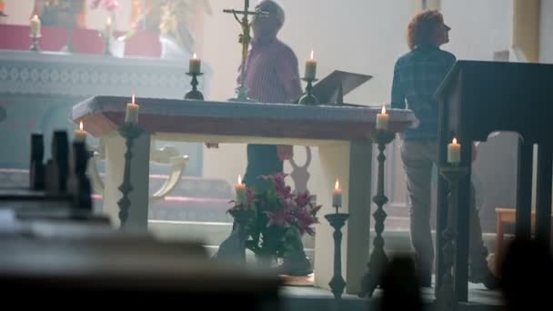 Christian couple is walking around the altar — Αρχείο Βίντεο