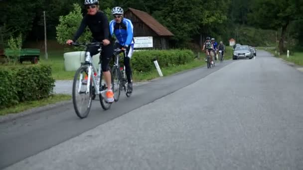 Велогонщики на велосипедном марафоне в Словении — стоковое видео