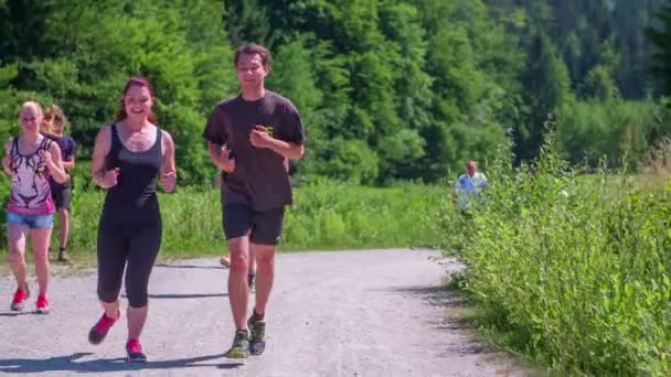 Пара працює разом і користується на бігу — стокове відео