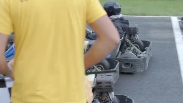 Carro de competición en pista de carreras — Vídeos de Stock