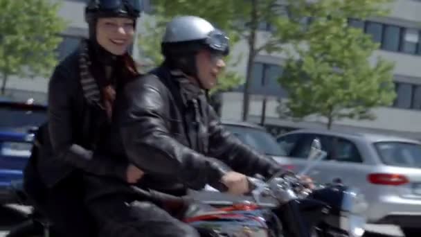 Donna e uomo che guidano su una moto retrò — Video Stock