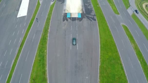 Conducteur en formation à la conduite sur un terrain rural — Video