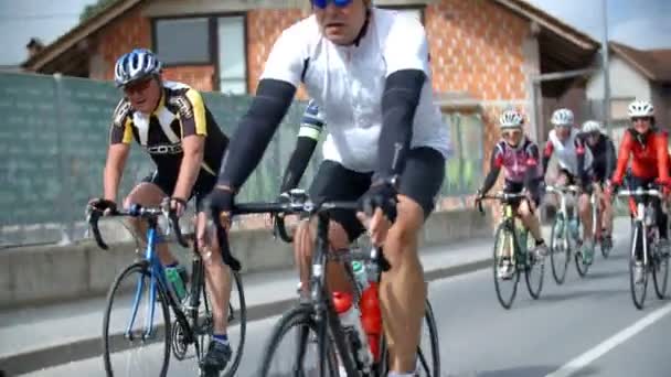 Ciclistas andando em uma maratona de bicicleta na Eslovênia — Vídeo de Stock
