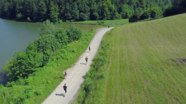Ett fåtal personer jogging på en trail bana — Stockvideo