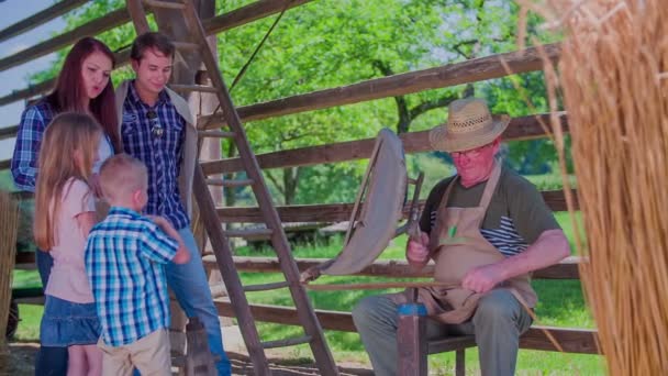 Rodzina jest patrząc na stary rolnik — Wideo stockowe