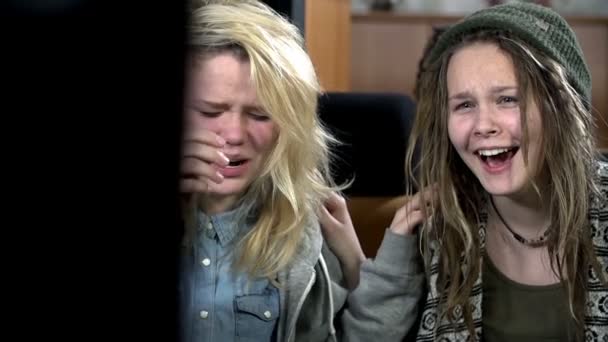 Meninas assistindo a televisão — Vídeo de Stock